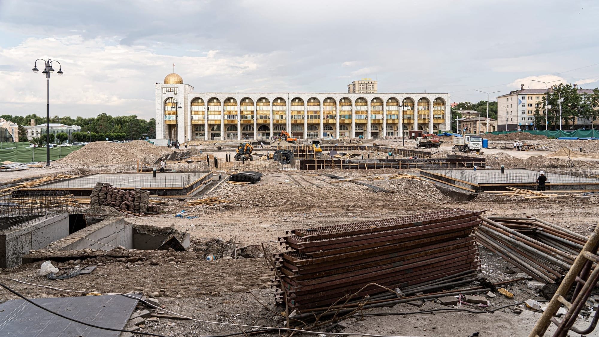 Реконструкция площади Ала-Тоо в Бишкеке идет полным ходом — фото