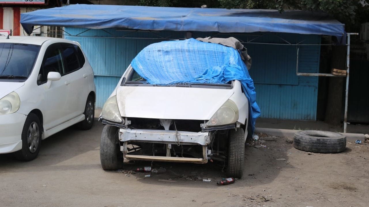 Мэрия Бишкека очищает город от заброшенных автомобилей