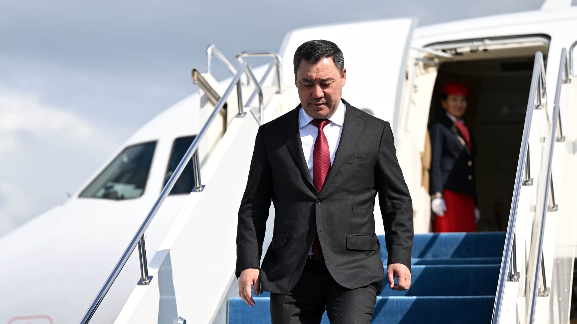 Садыр Жапаров прибыл в Астану для участия в саммите ШОС – с кем он планирует провести переговоры