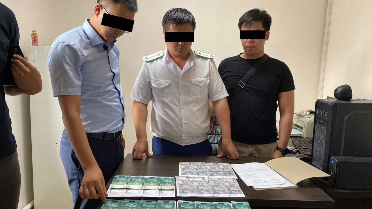 ГКНБ задержал старшего помощника прокурора Айтматовского района за взятку