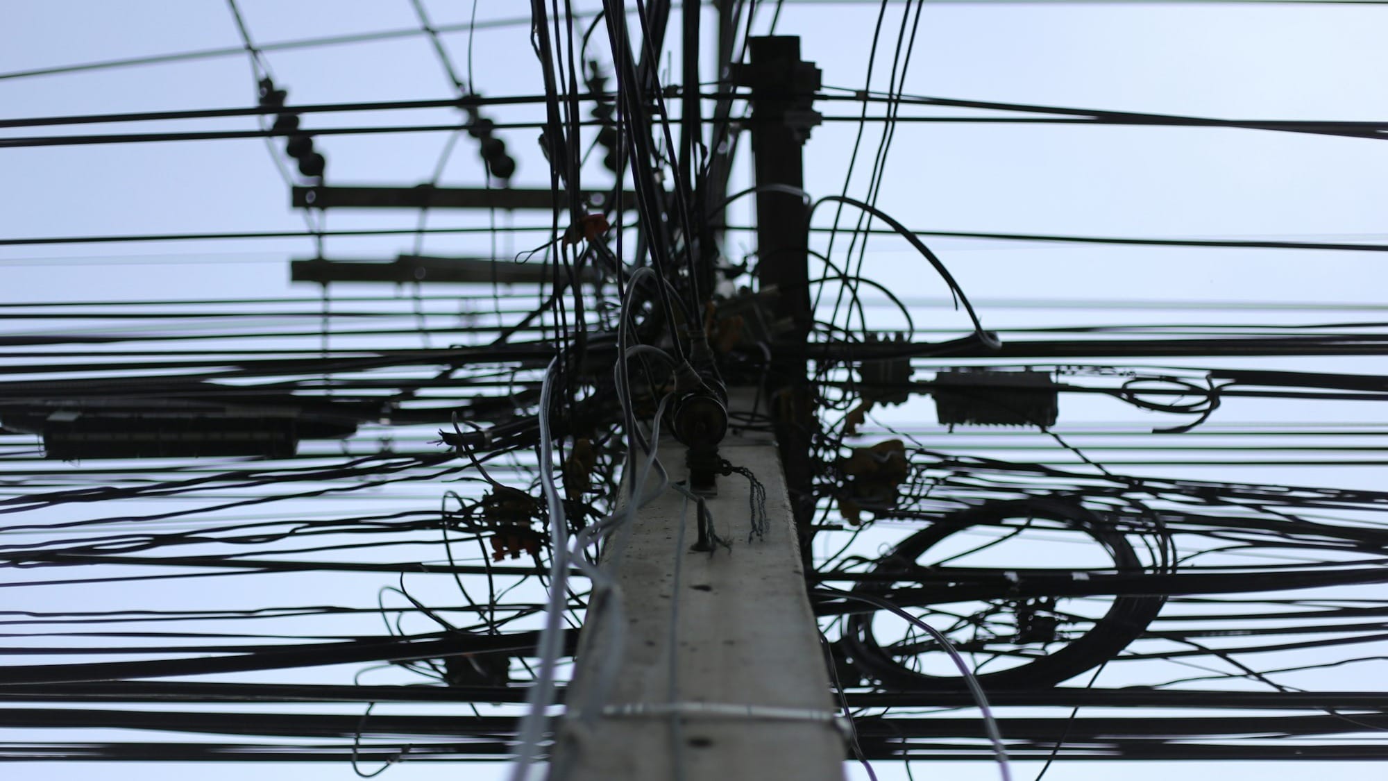 Бишкек избавится от визуального шума – интернет-провайдеры убирают линии связи под землю