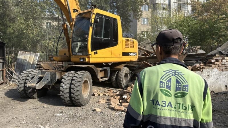 В Бишкеке демонтировали самовольно построенный гараж на улице Бейшеналиева