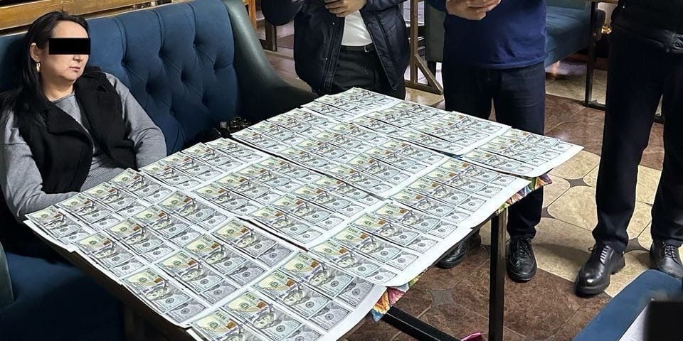 ГКНБ задержал мошенницу, которая прикрывалась родственниками президента