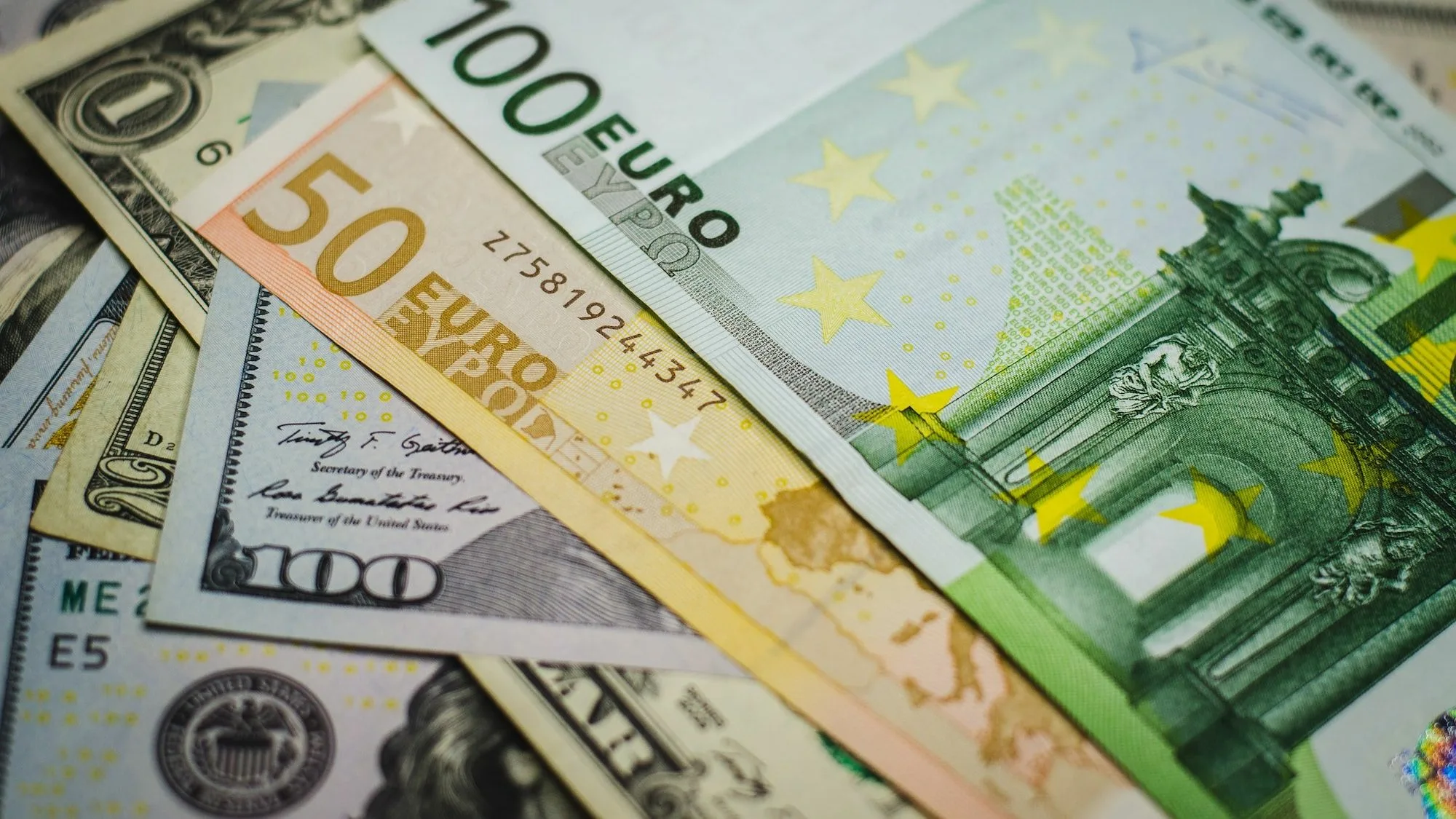 Евро пробил отметку в 100 сомов — курс валют в Бишкеке на 14 апреля