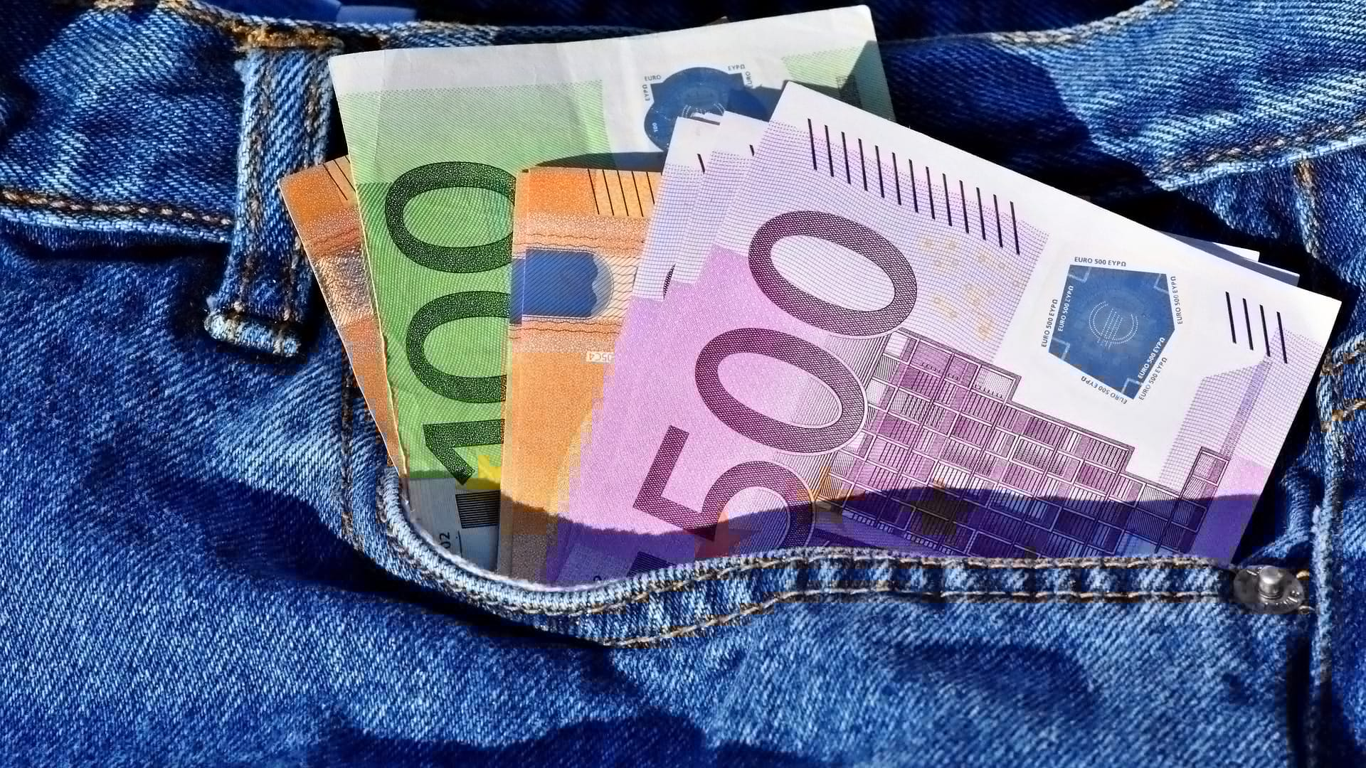 Евро уступил сому, рубль вырос на 0.7% — курс НБ КР валют на 15 апреля
