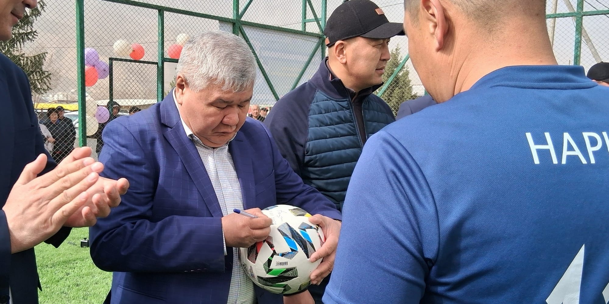 Министр энергетики открыл футбольное поле и зал для сотрудников НЭСК за 2 млн сомов