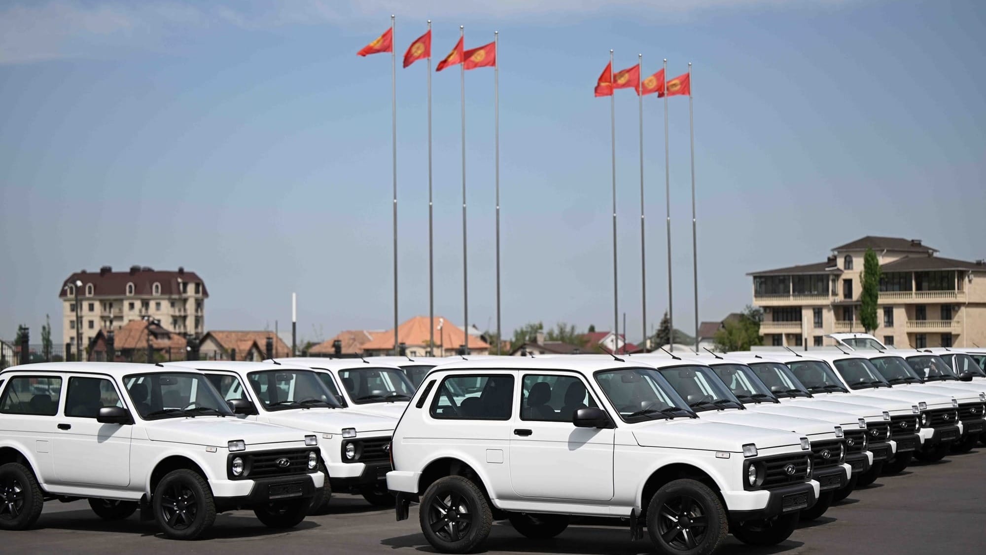 Ветеринарная служба КР получила 40 автомобилей «Нива» для работы на отдаленных пастбищах