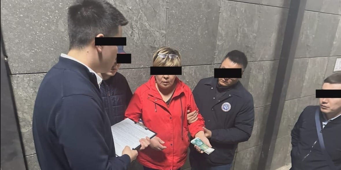Судмедэксперт из Оша вымогала у иностранца 100 тысяч сомов за выдачу тела сына — она задержана с поличным