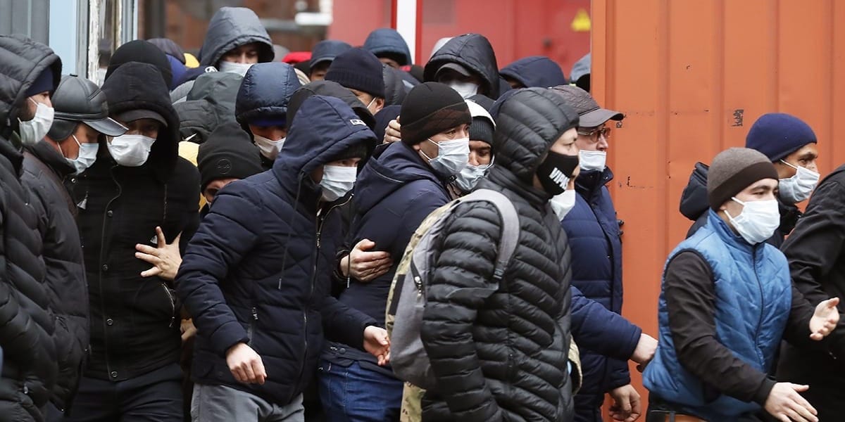 Незаконно проживающим в России кыргызстанцам напомнили о возможности легализации до 30 апреля