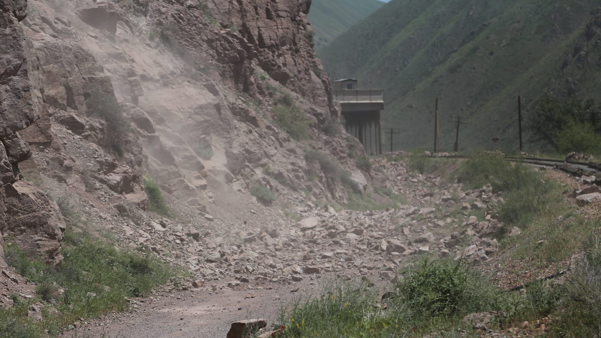 С 19 мая на трассе Бишкек – Нарын – Торугарт ограничат движение из-за спуска камней