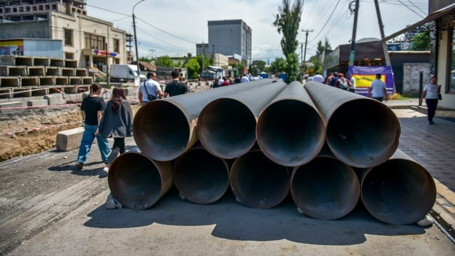 В Бишкеке на улице Курманжан Датки реконструируют тепловые сети – на каком этапе работы?