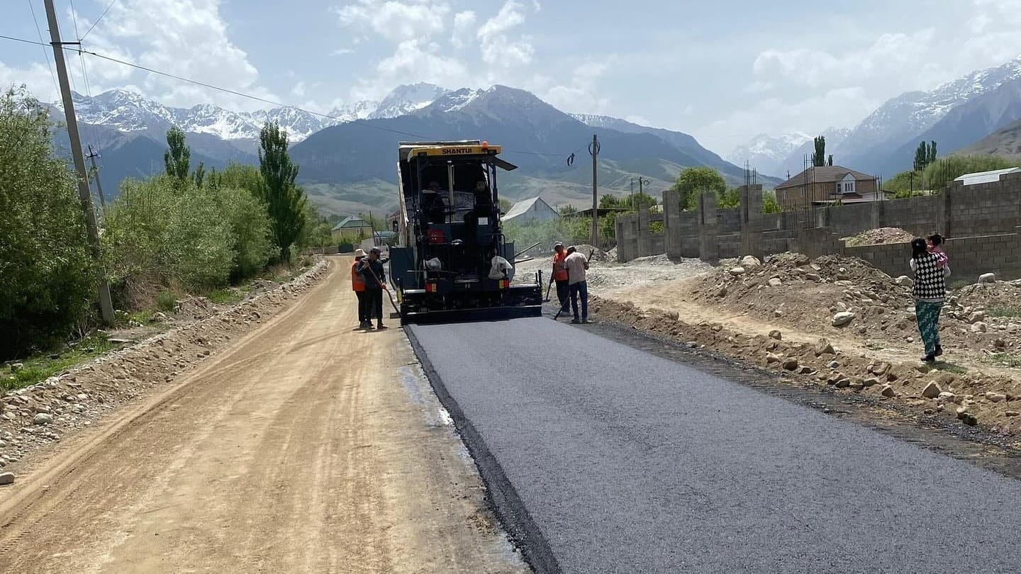 В Иссык-Кульской области асфальтируют участок дороги Барскоон – Ак-Шыйрак