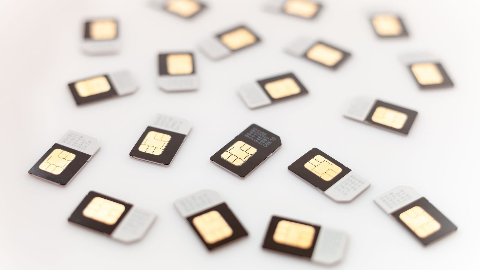 Запрет на продажу банковских карт и SIM-карт: Жогорку Кенеш принял законопроект в первом чтении