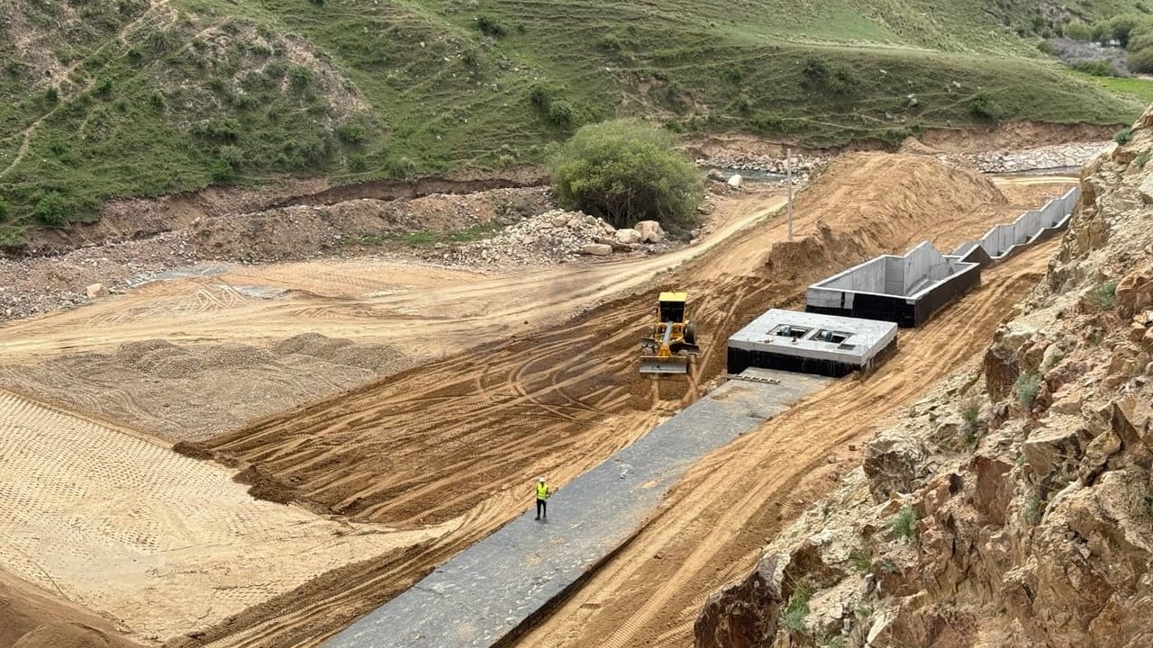 В Нарынской области строят канал и два водохранилища общей стоимостью в 3 млрд сомов
