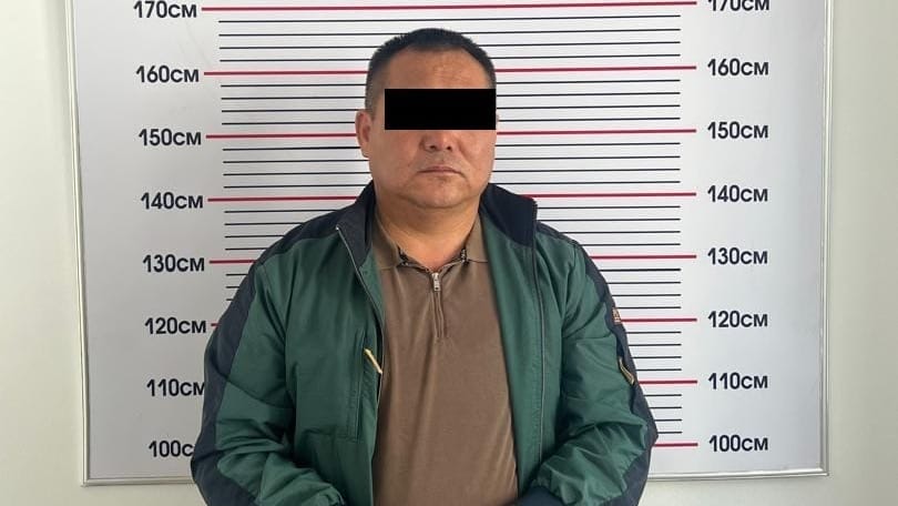 В Кадамжае майора МВД задержали с поличным по подозрению в поборах с подчиненных