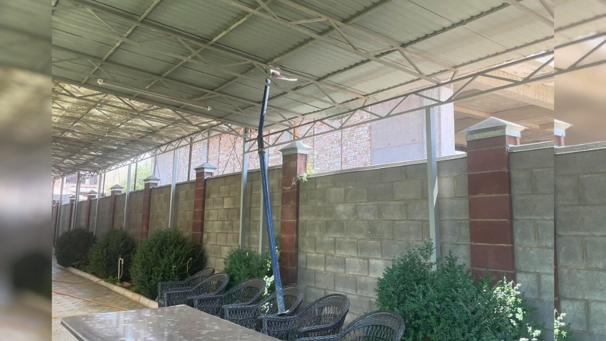 Минстрой начал проверку застройщика после падения балки во двор частного дома