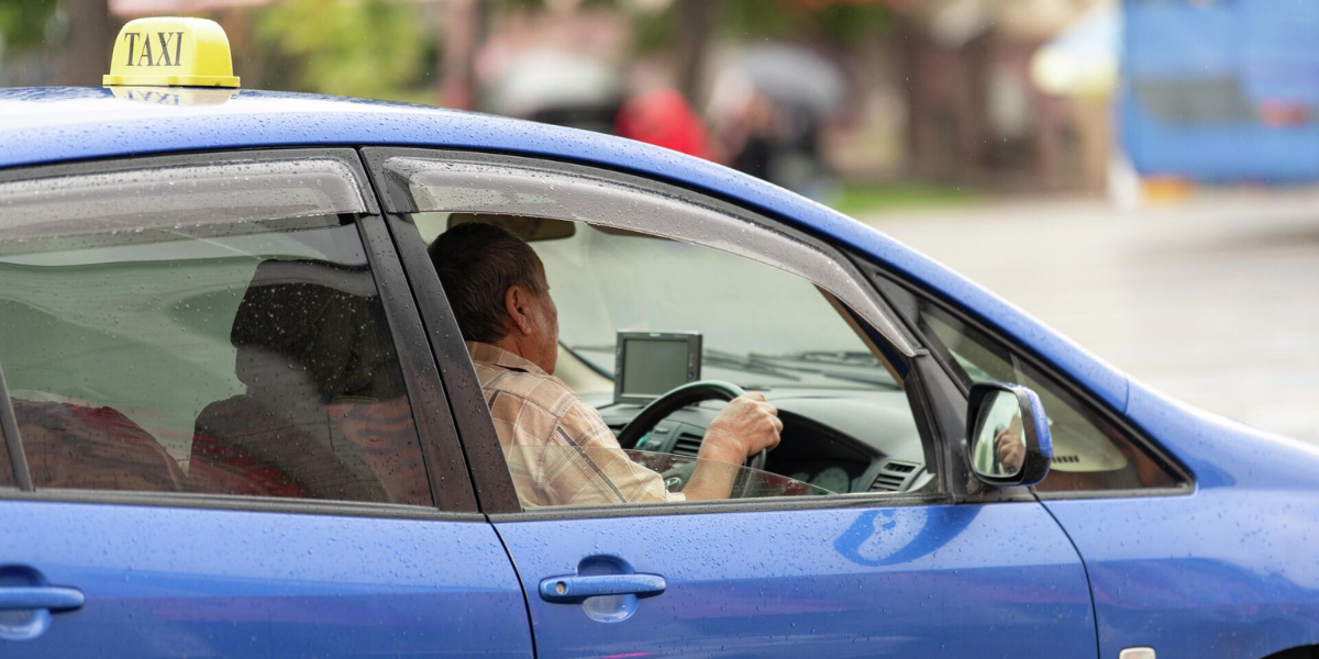 В Кыргызстане вводят лицензирование такси – Жапаров подписал закон