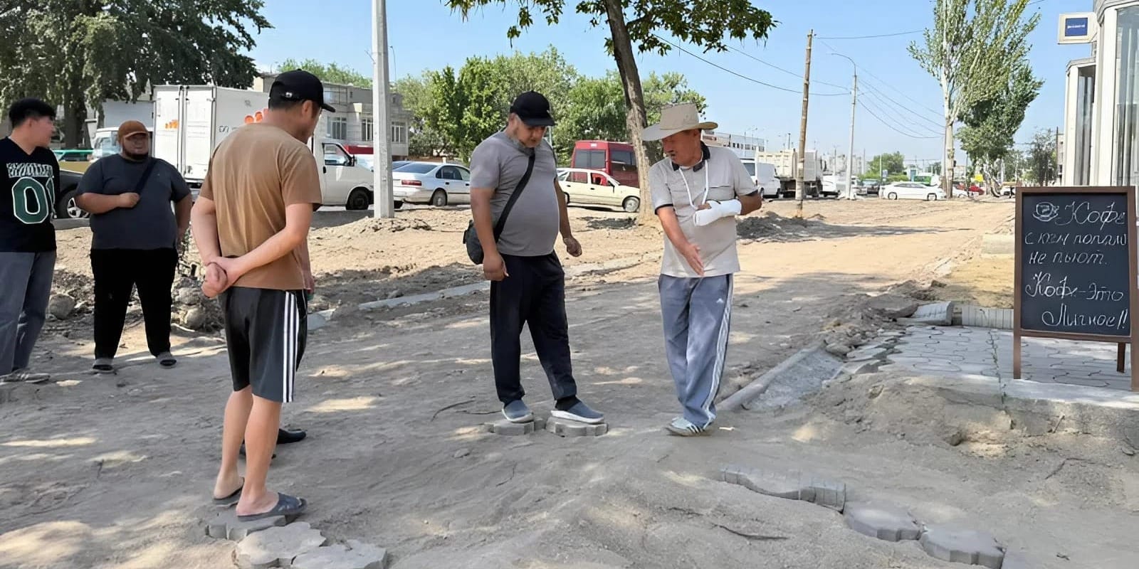 В Бишкеке не успели завершить ремонт тротуара, как уже сломали новые лотки и бордюры