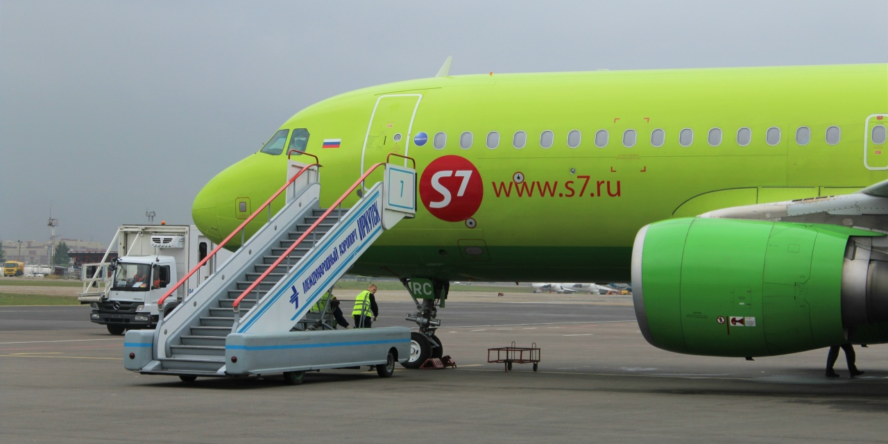 Самолет S7, направлявшийся в Ош, едва не столкнулся с вертолетом Ми-8 в аэропорту Иркутска