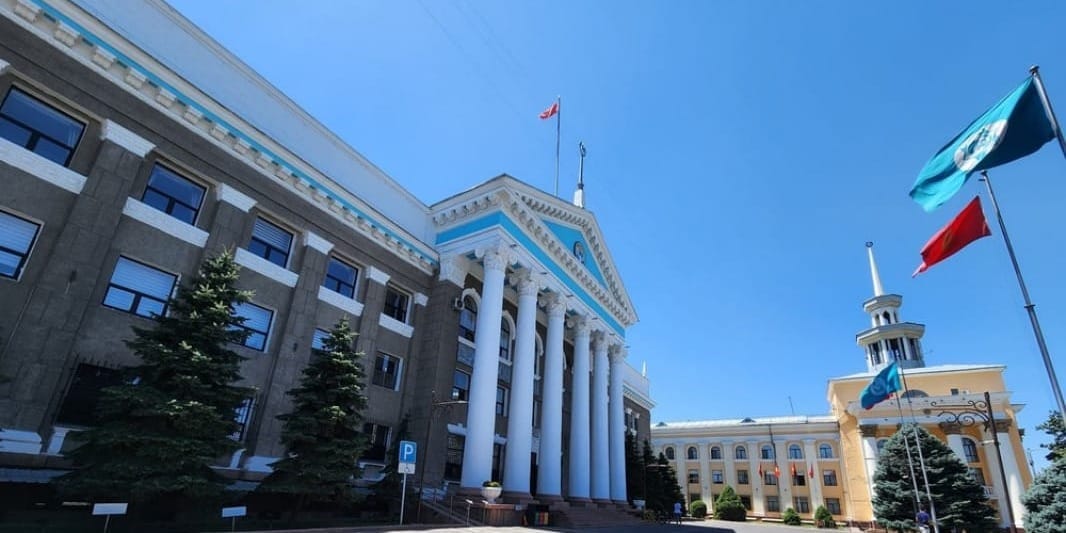 В Бишкеке пригласили бизнес к проекту по установке санитарных объектов