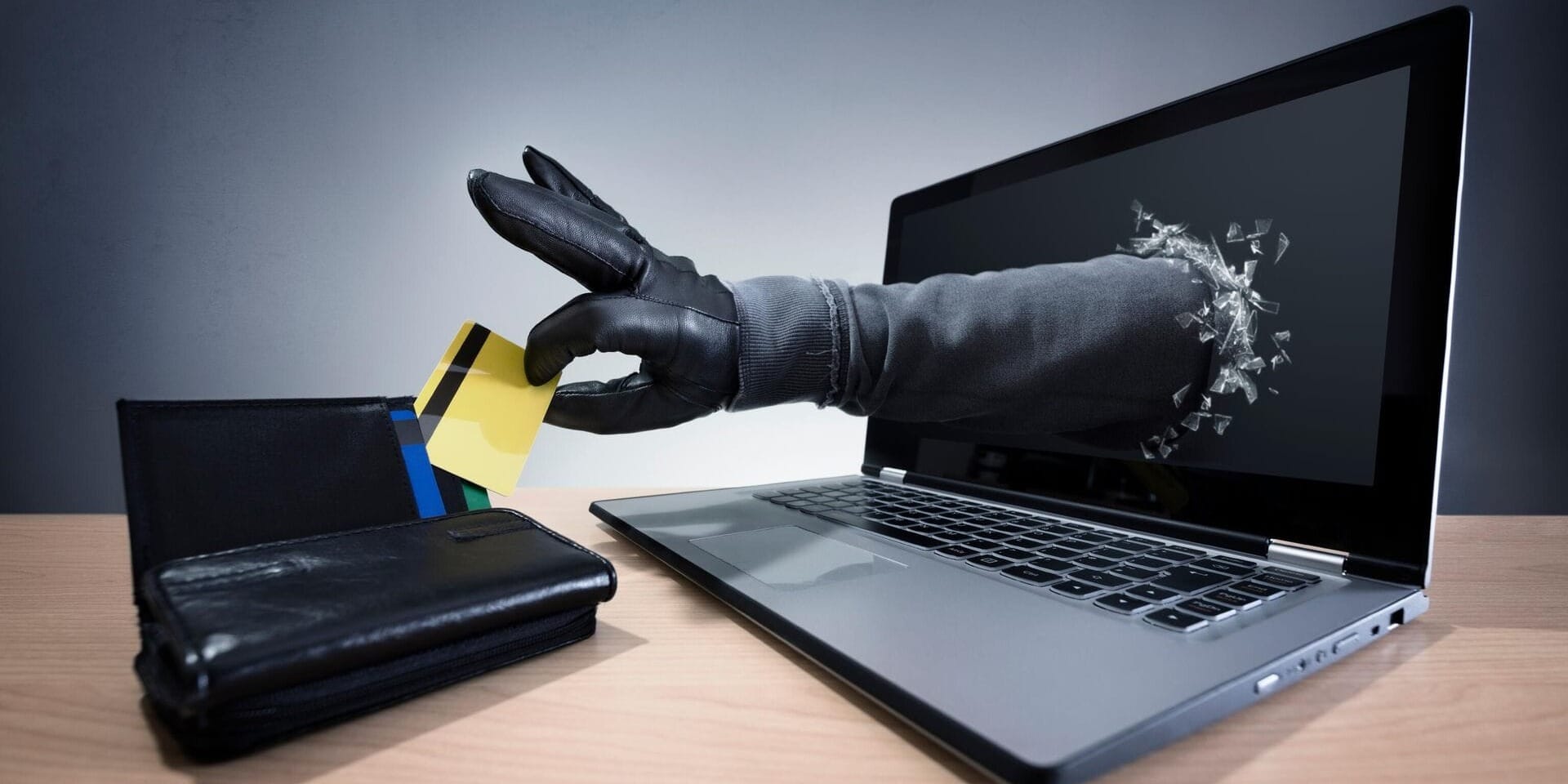 Минцифры обсудило с банками и сотовыми операторами борьбу с кибермошенничеством