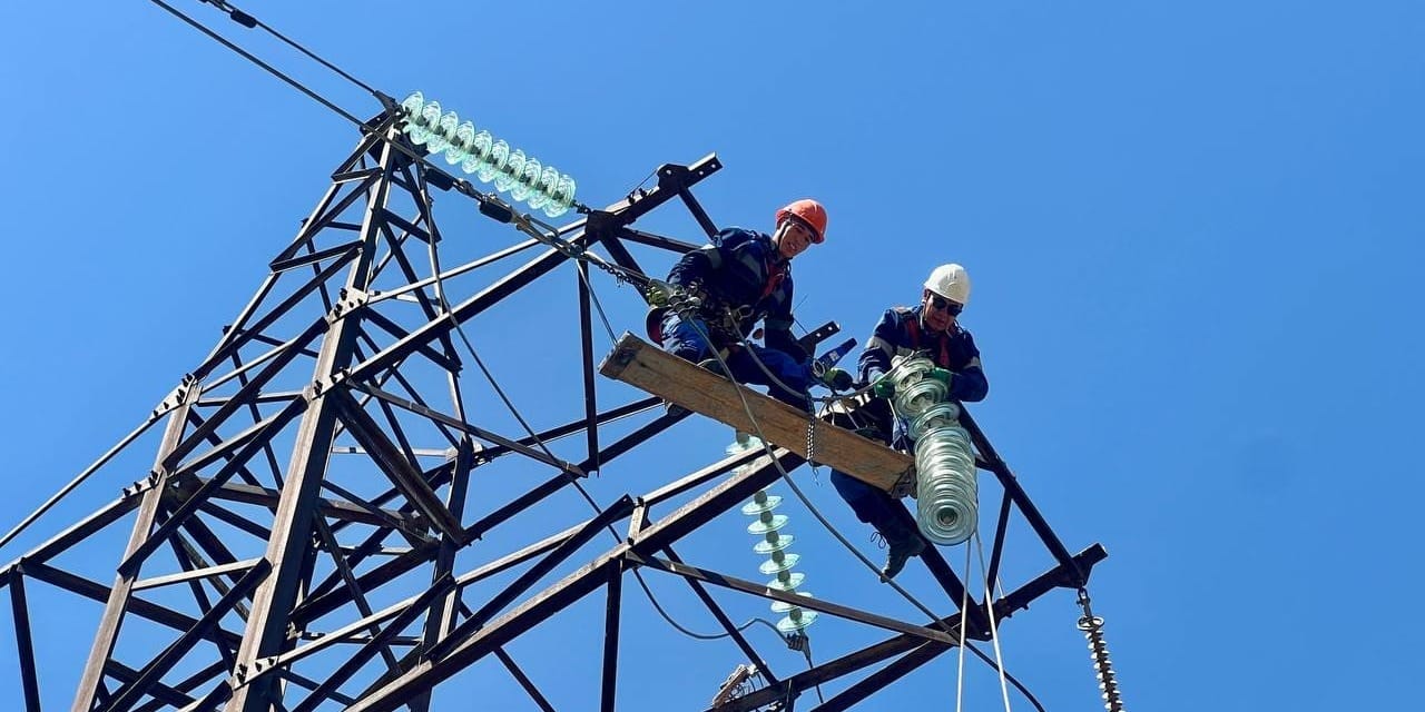 В Баткене на ЛЭП заменено более 5 тысяч изоляторов