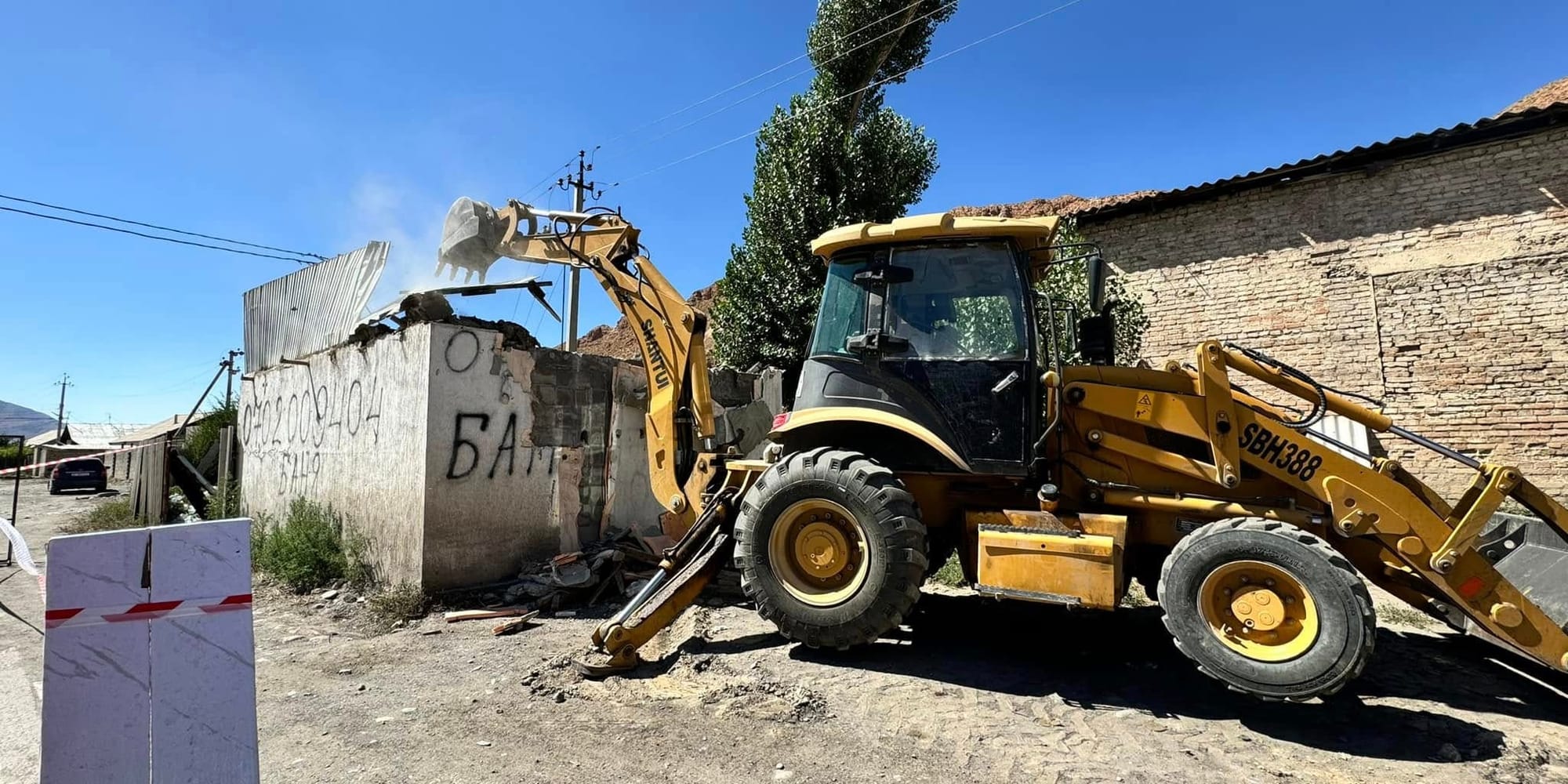 На центральной улице Нарына сносят постройки для расширения дороги