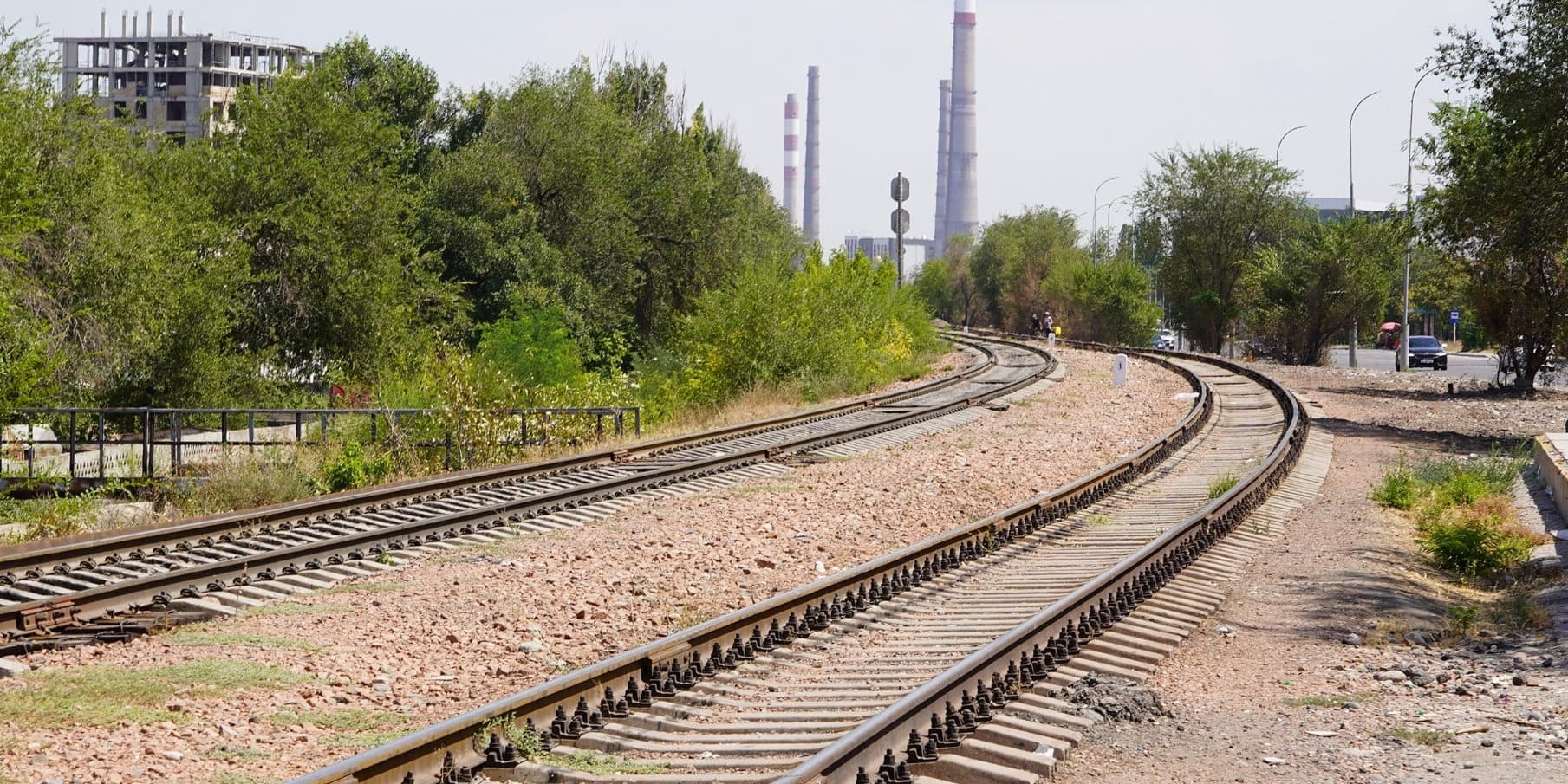 «Кыргыз темир жолу» обновил знаки и очистил территории вдоль железнодорожных путей