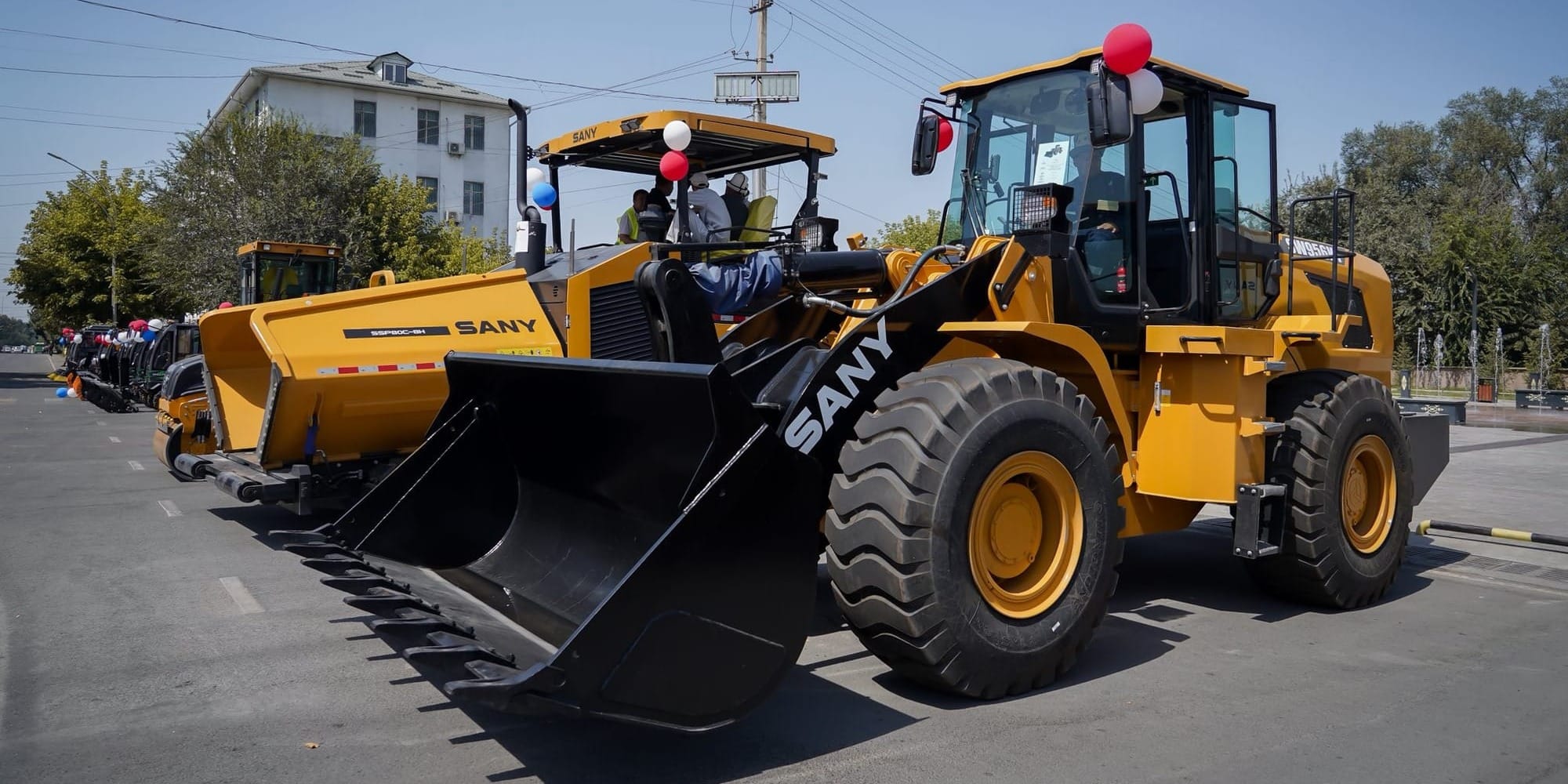 Передача спецтехники муниципалитету. Фото: мэрия Оша.