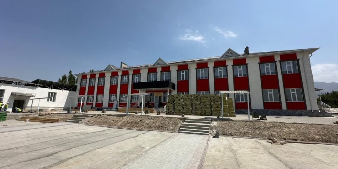 В отдаленном селе Ай-Көл Лейлекского района построили новую школу