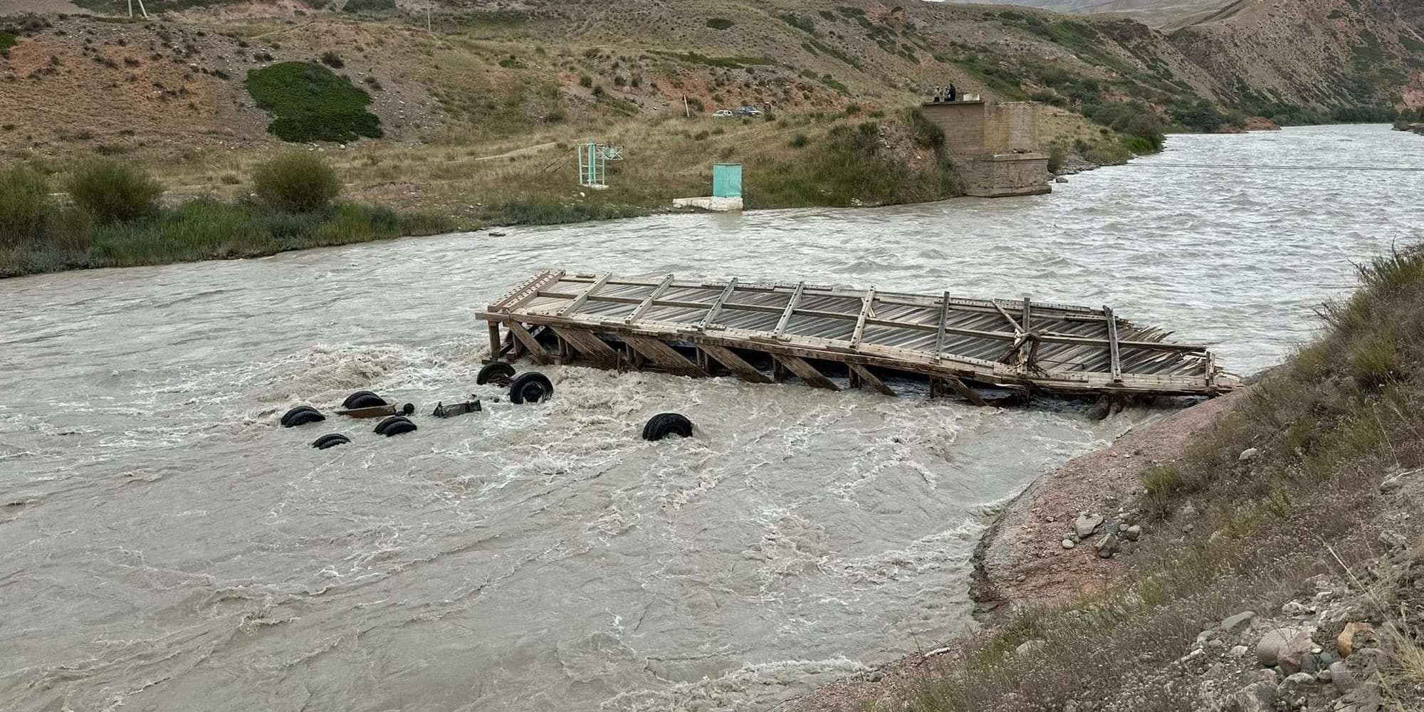 В Нарынской области грузовик сорвался в реку после обрушения аварийного моста — водитель пропал без вести