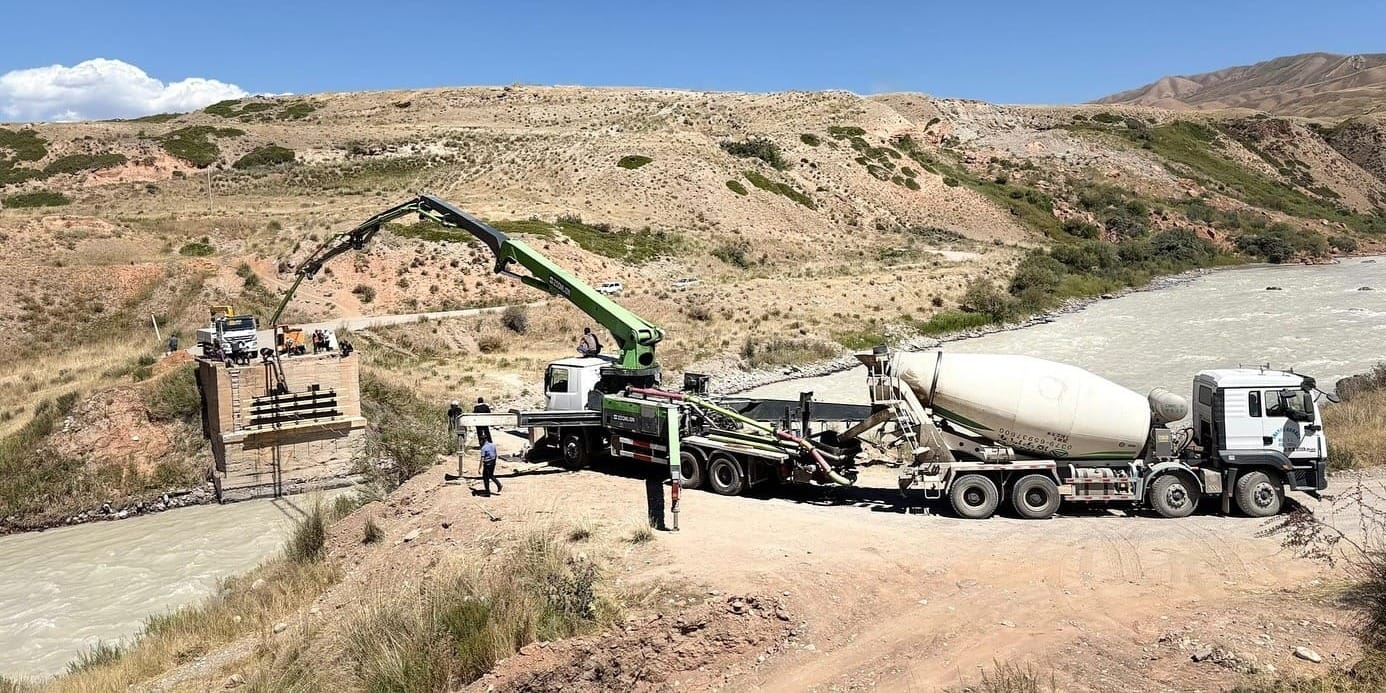 На трассе Нарын – Оруктам продолжается строительство моста Эки-Нарын