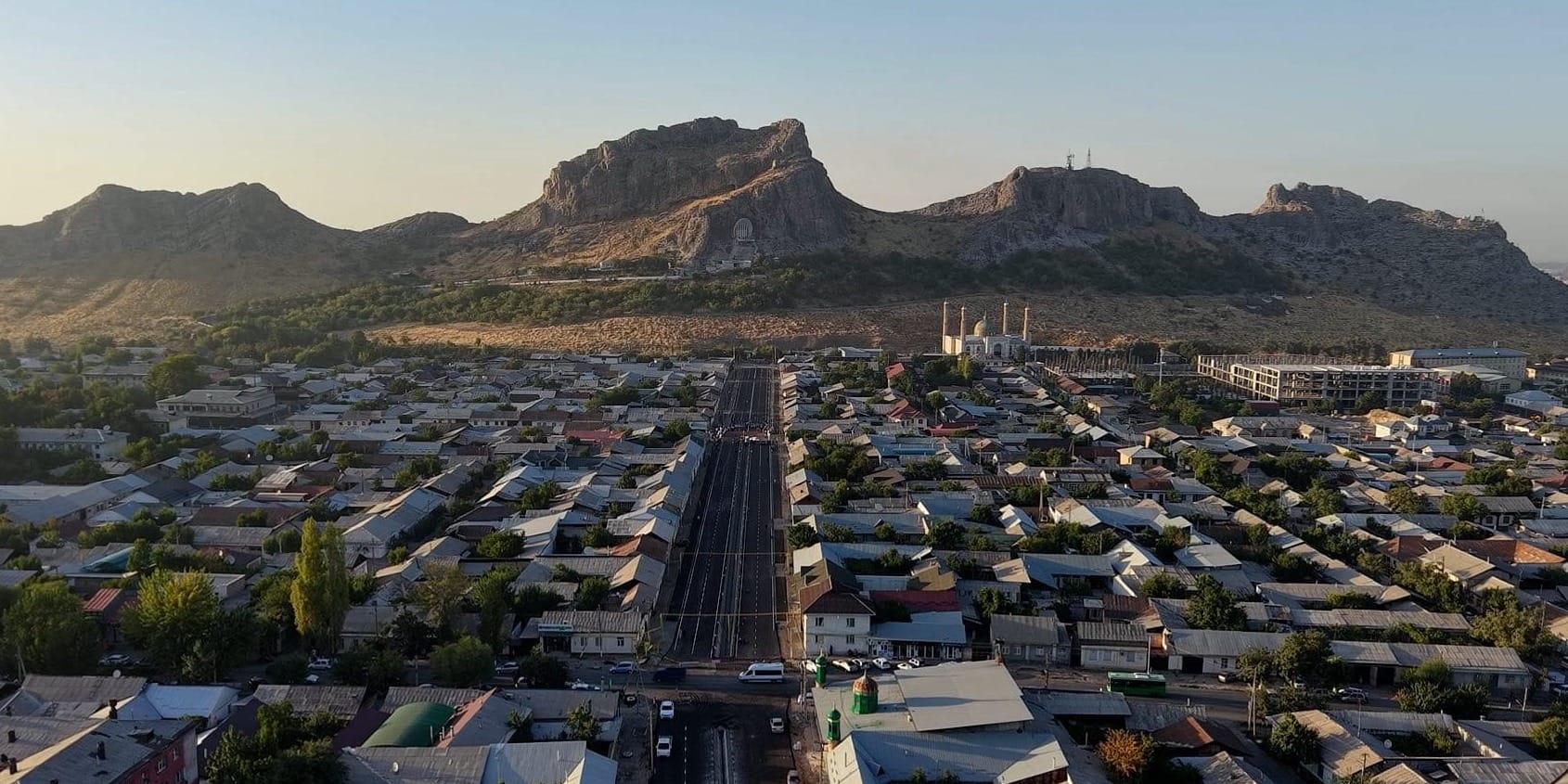 В Оше ведется капитальный ремонт 33 улиц – Жапаров ознакомился с результатами (видео)