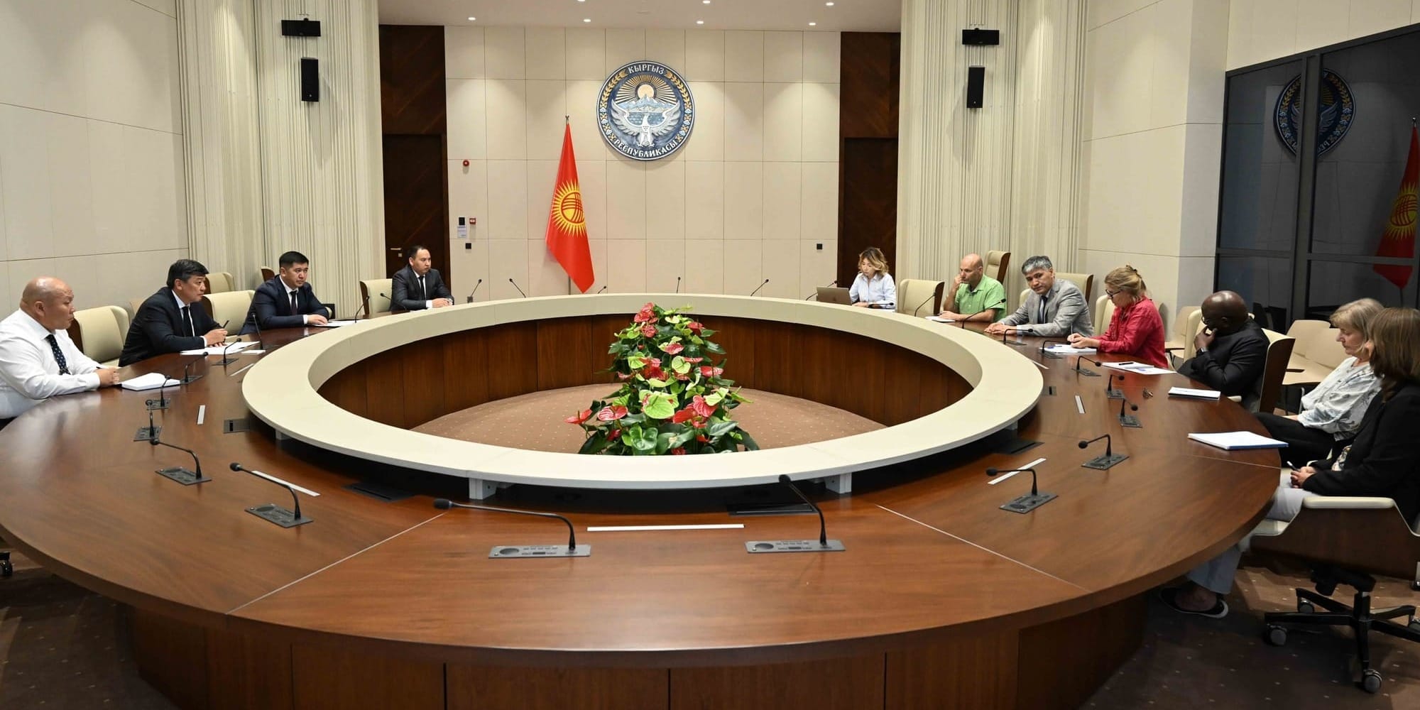 КР рассчитывает получить статус «зоны, свободной от ящура» — итоги встречи главы Минсельхоза с WOAH