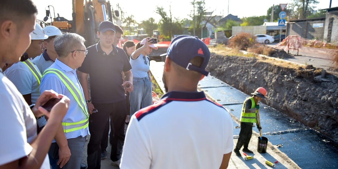 Низкие темпы и отсутствие рабочих: мэр Бишкека раскритиковал подрядчика реконструкции теплосетей на ул. Фрунзе