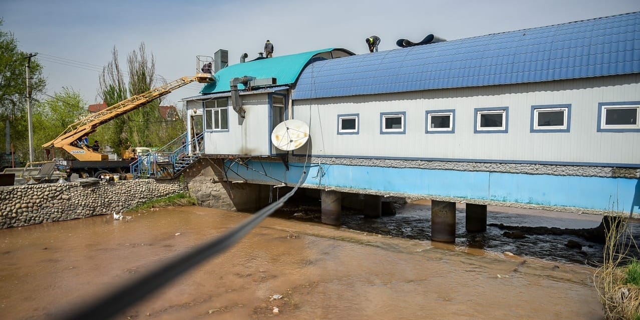 В Бишкеке завершена реконструкция моста, где раньше стояло кафе