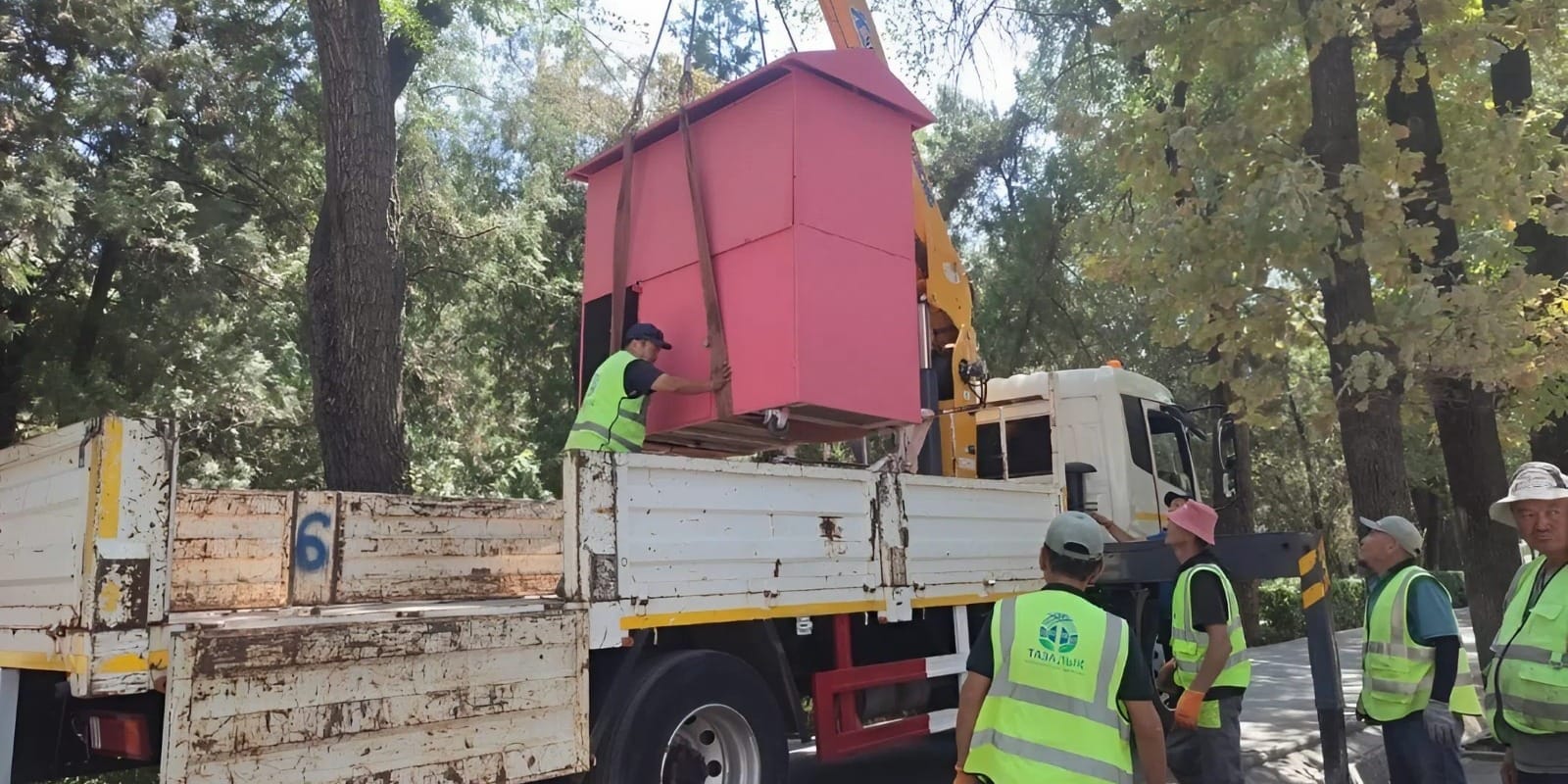 В Бишкеке демонтированы самовольно установленные заборы, контейнеры и торговые точки