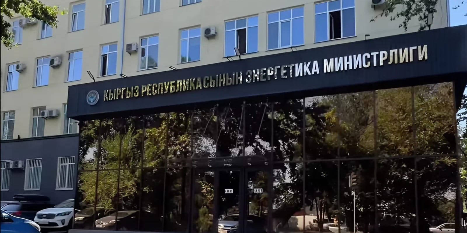 Солнечные панели на здании Минэнерго и НЭСК экономят до 30% энергопотребления