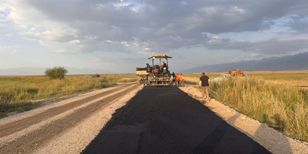 На трассе Ат-Башы – Торугарт укладывают новый асфальт