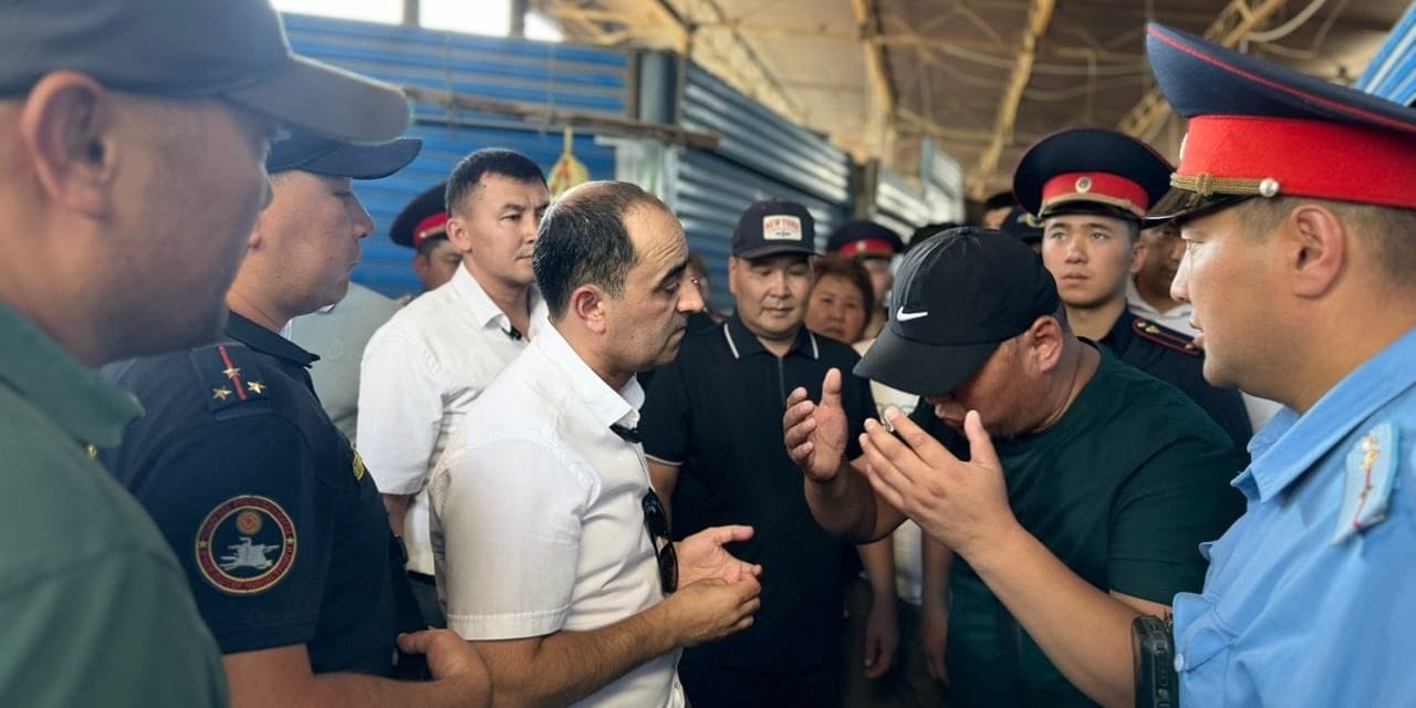 В Бишкеке очищают Ошский рынок от стихийных точек — торговцам предлагают более 1 тысячи рабочих мест