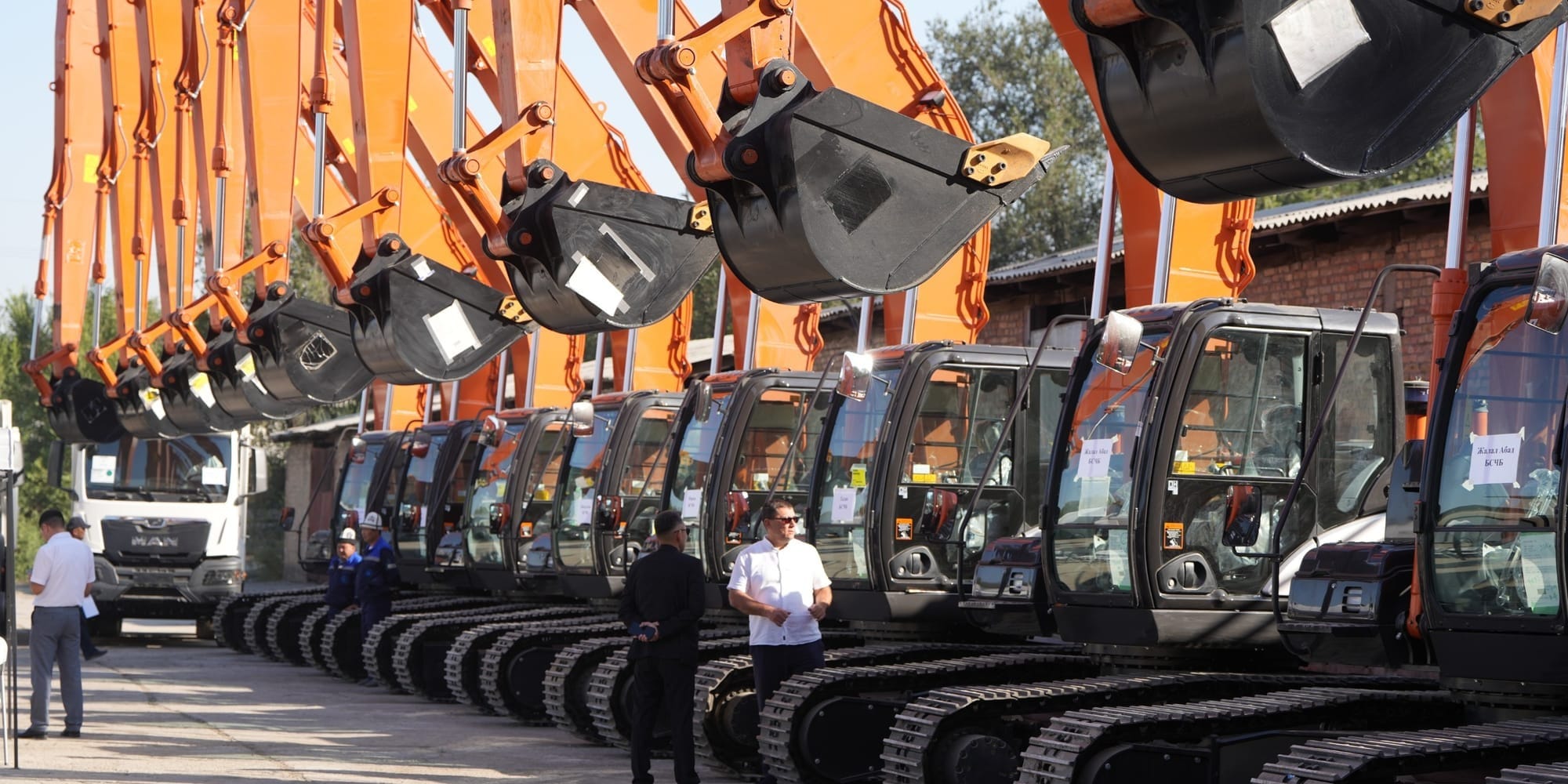 JICA передала Кыргызстану 17 единиц техники для обслуживания ирригационных каналов