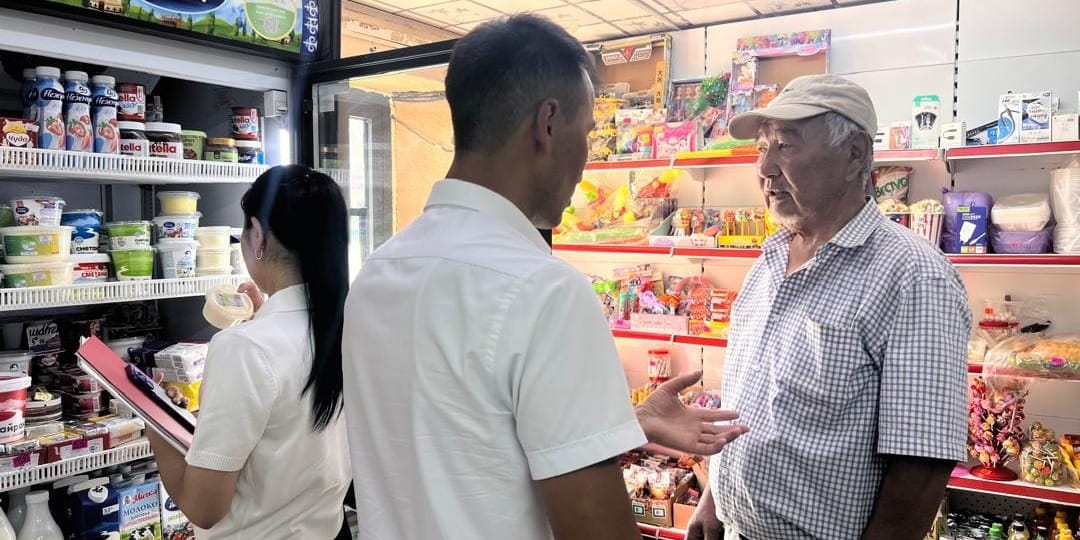 В Таласе нашли просроченные товары и нарушения в режиме работы магазинов