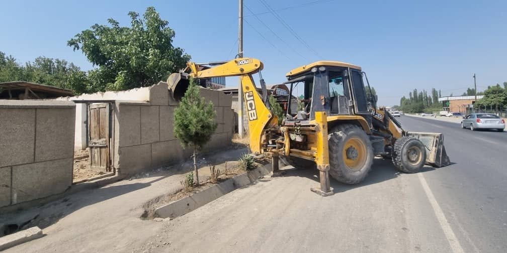 На трассе Ош – Баткен снесены 26 незаконных построек