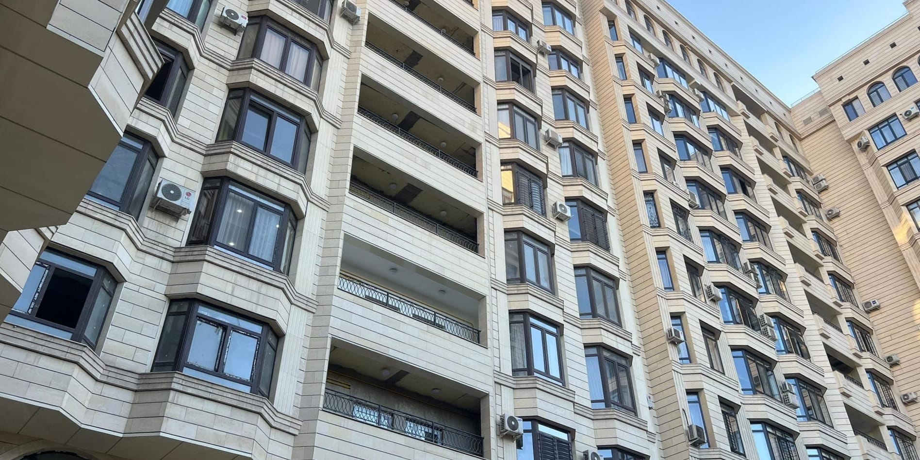 Жители дома на ул. Боконбаева в Бишкеке получили документы на квартиры. Фото: Минстрой.