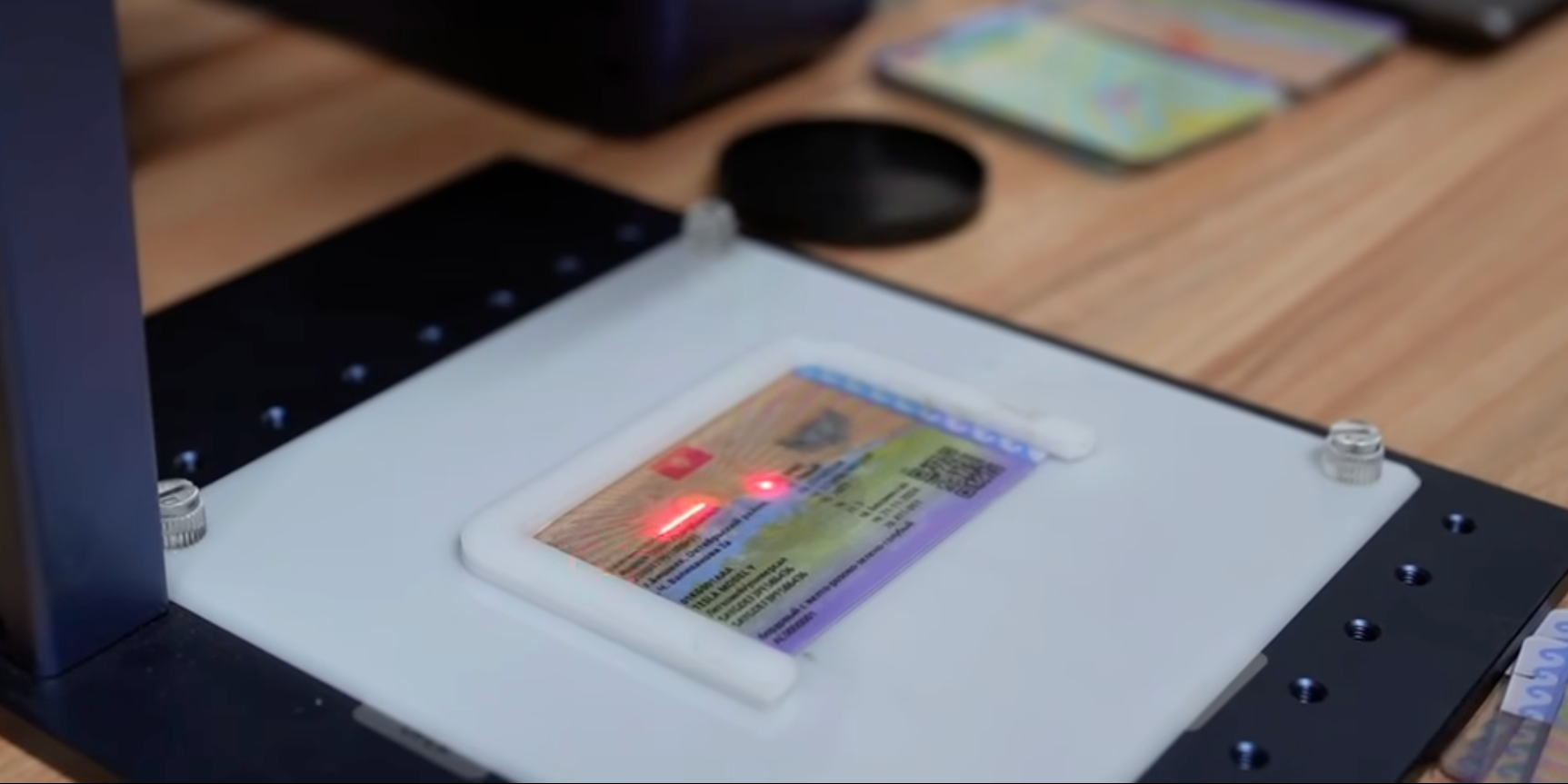 С октября в КР вводят новые образцы водительских удостоверений и техпаспортов