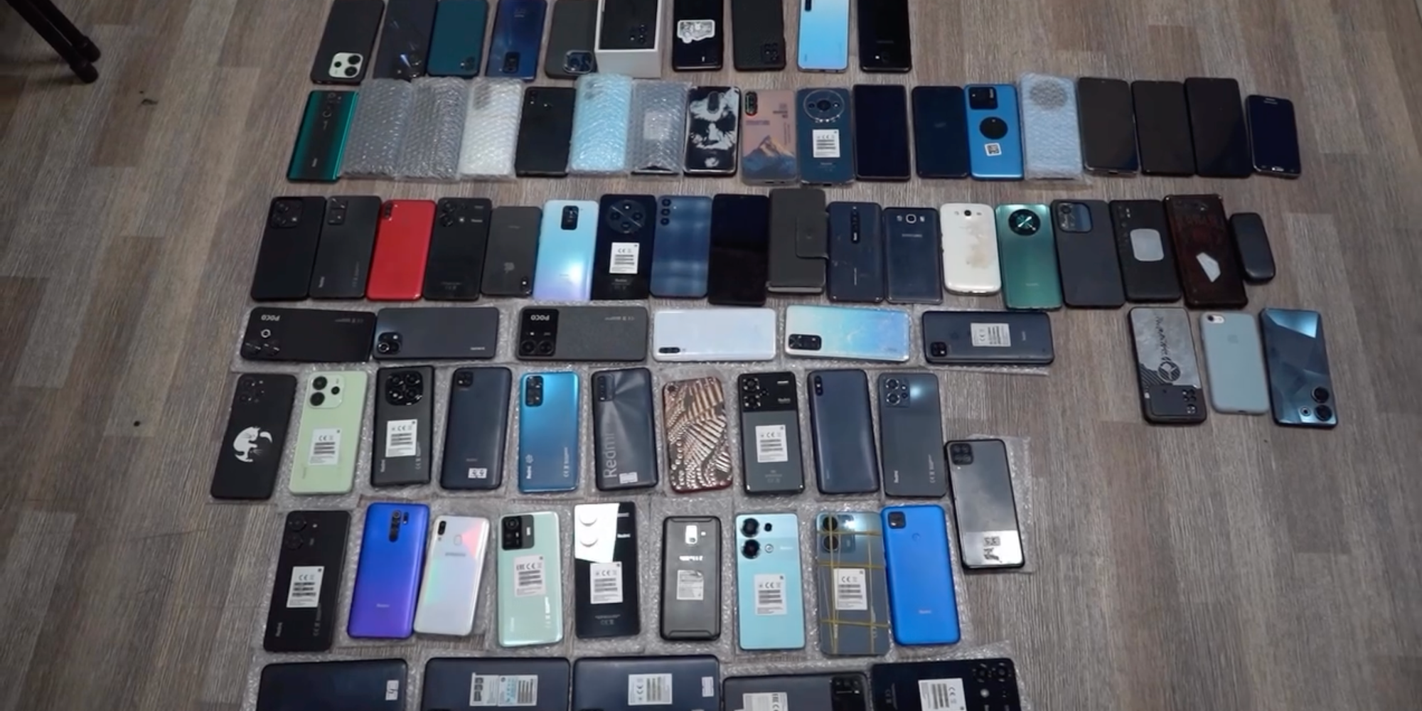 На Ошском рынке «всплыли» 109 краденых телефонов — милиция вернула их владельцам (фото, видео)