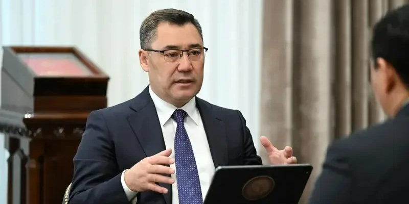 Садыр Жапаров объяснил ситуацию с переполненными школами и переходом на 12-летку