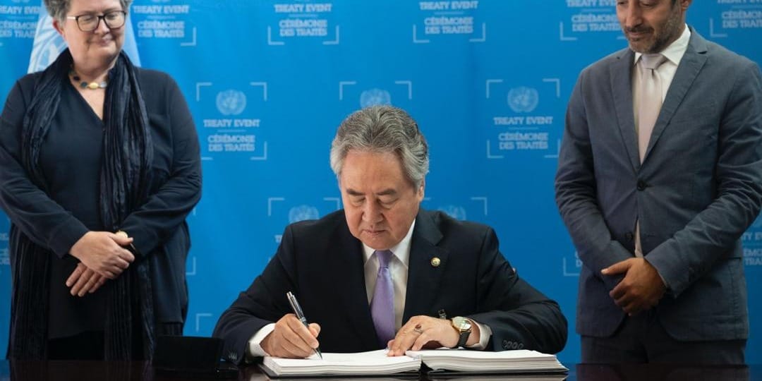 Кыргызстан подписал договор о запрещении ядерного оружия