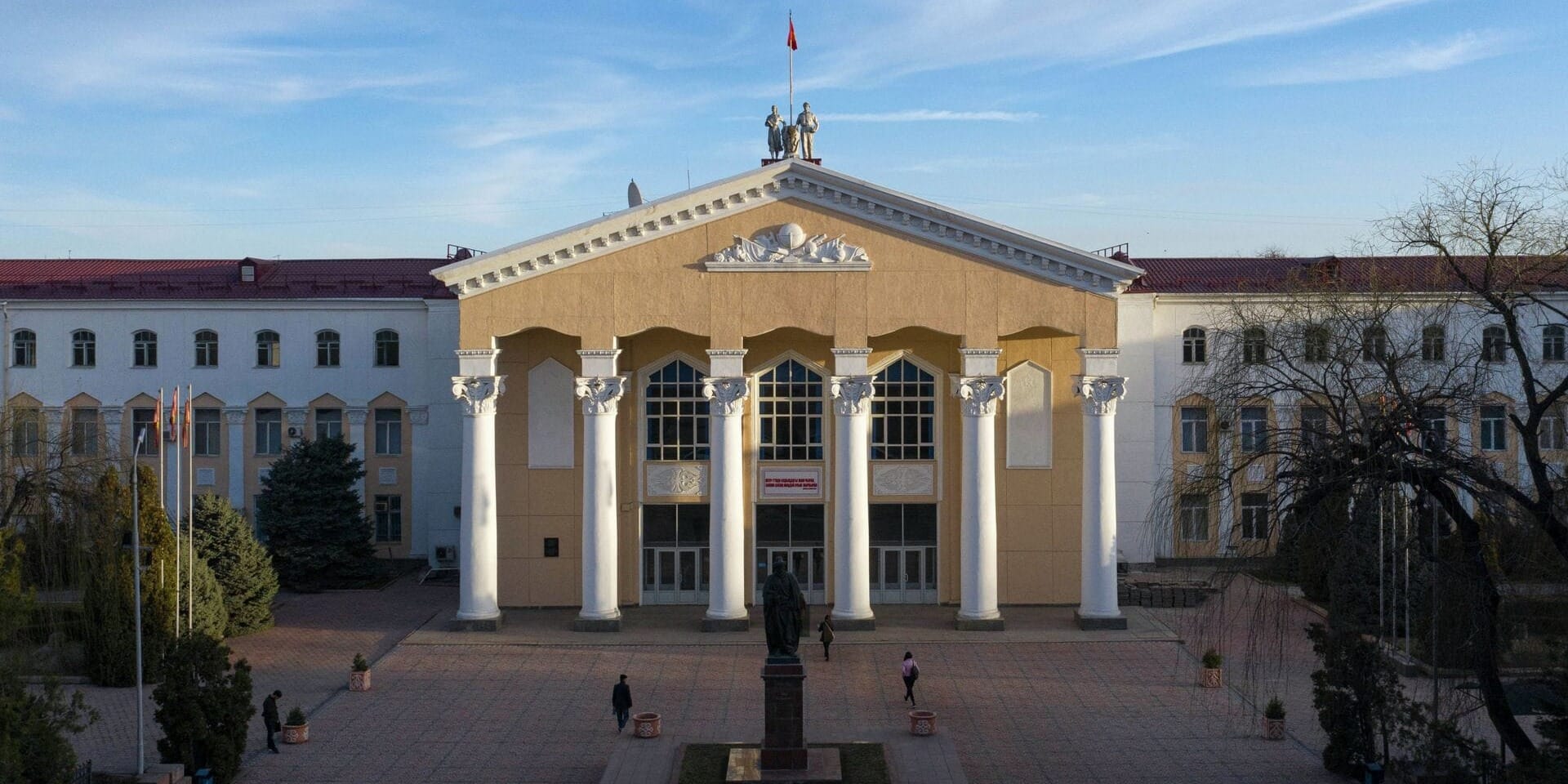 Нарынский, Таласский и Баткенский госуниверситеты присоединят к КНУ — указ президента