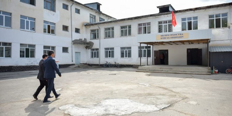 В Бишкеке после инспекции учебных заведений с участием мэра чиновники лишились должностей